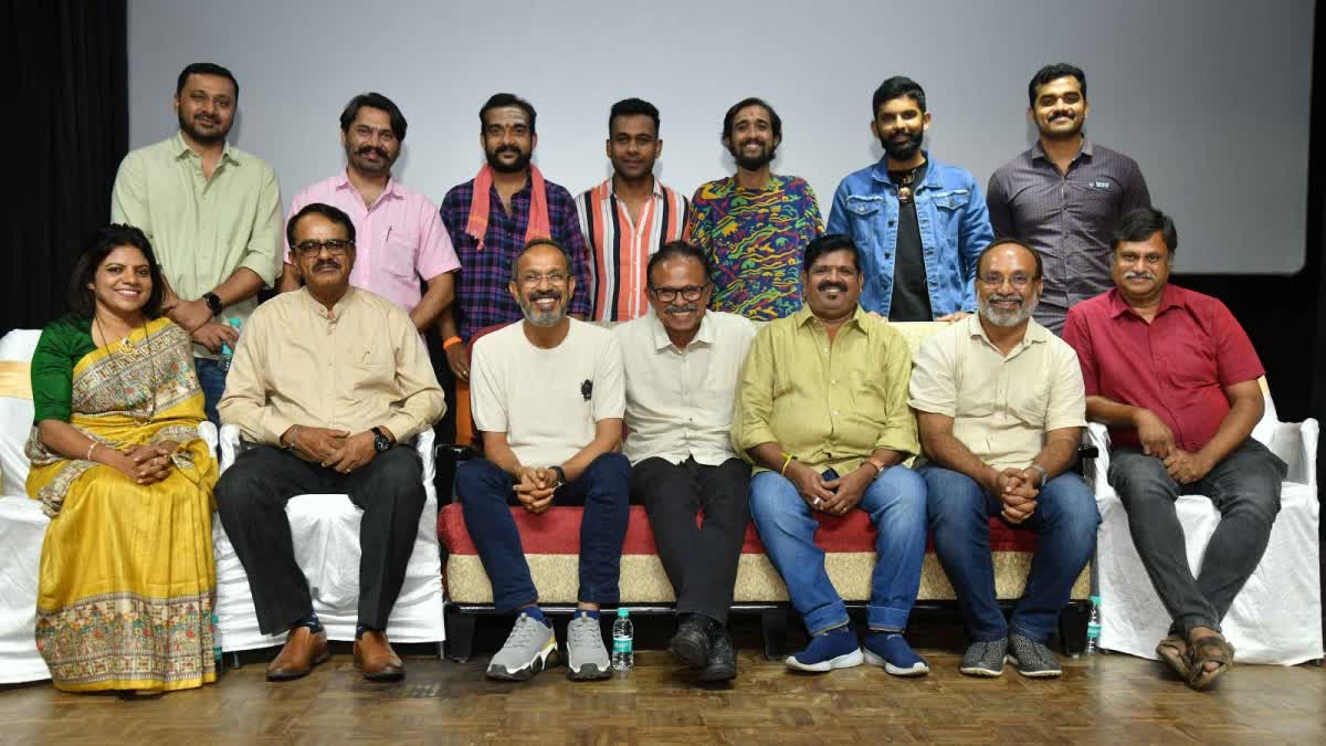 Aade Nam God movie team