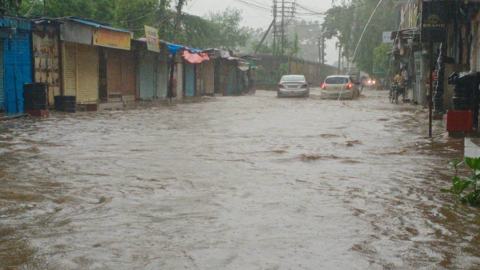 बारिश के पानी से सड़कें हुई जलमग्न और वाहन चालकों के लिए बना मुश्किल का सबब