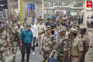 fans welcomed dhoni at chennai airport