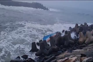 fishing boat accident off Kerala coast  fishing boat accident in Kerala coast  kerala coast fishing boat accident  fishing boat accident  fisherman death  fishing boat accident one died  മുതലപ്പൊഴിയിൽ മത്സ്യബന്ധന ബോട്ട് മറിഞ്ഞു  muthalappozhi  മുതലപ്പൊഴിയിൽ ബോട്ട് മറിഞ്ഞു  മുതലപ്പൊഴി  മുതലപ്പൊഴി മത്സ്യത്തൊഴിലാളി മരിച്ചു  മത്സ്യത്തൊഴിലാളി മരിച്ചു  മത്സ്യത്തൊഴിലാളി  മത്സ്യത്തൊഴിലാളികൾ കടലിൽ കുടുങ്ങി  കടലിൽ കാണാതായി  മുങ്ങി മരണം