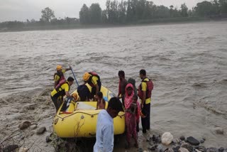 Rescue of people trapped on the island of Yamuna river