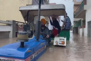 A video of an MLA of Punjab rescuing people with a tractor who were trapped in heavy rains has come to the surface. In the video, MLA Lakhveer Singh Rai was seen rescuing people trapped in the residential area due to waterlogging in Fatehgarh Sahib-Sirhind. The water level in the Baba Banda Singh Bahadur Engineer College and many other colonies has gone up to 4-5 feet.