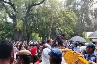 Delhi BJP protested at Aam Aadmi Party office