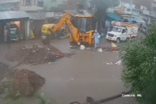 Ahmedabad Rain : અમદાવાદમાં રોડ પર પસાર થતો નાગરિક અચાનક ભુવામાં ખાબક્યો, માંડ માંડ જીવ બચ્યો