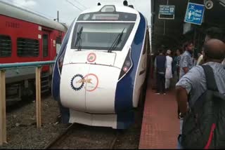 vande bharat  vande bharat express  vande bharat stopped in kannur  engine failure  shibu baby john  എഞ്ചിന്‍ തകരാര്‍  വന്ദേഭാരത് എക്‌സ്‌പ്രസ്  വന്ദേഭാരത് എക്‌സ്‌പ്രസ് പിടിച്ചിട്ടു  യാത്രക്കാര്‍ ദുരിതത്തില്‍  കാസർകോട്  കണ്ണൂർ  കണ്ണൂർ