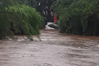 car stuck in water in Sirohi, passengers saved from coming out via sunroof