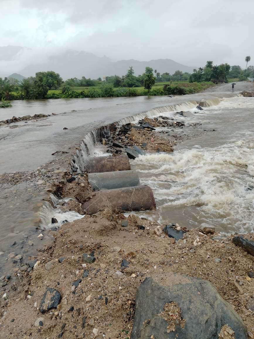 बारिश के बाद छलके बांध, जिले में अवकाश घोषित