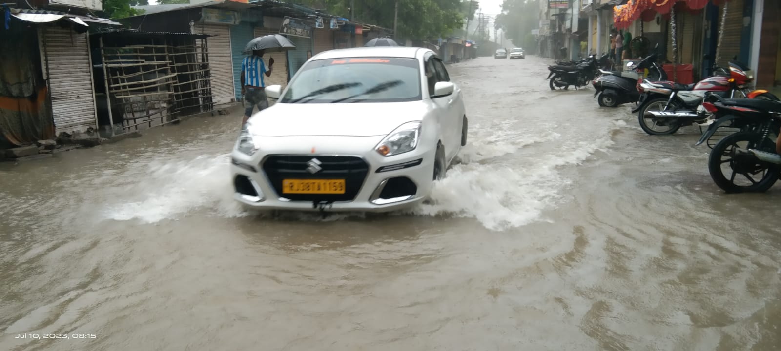 बारिश के पानी से सड़कें हुई जलमग्न