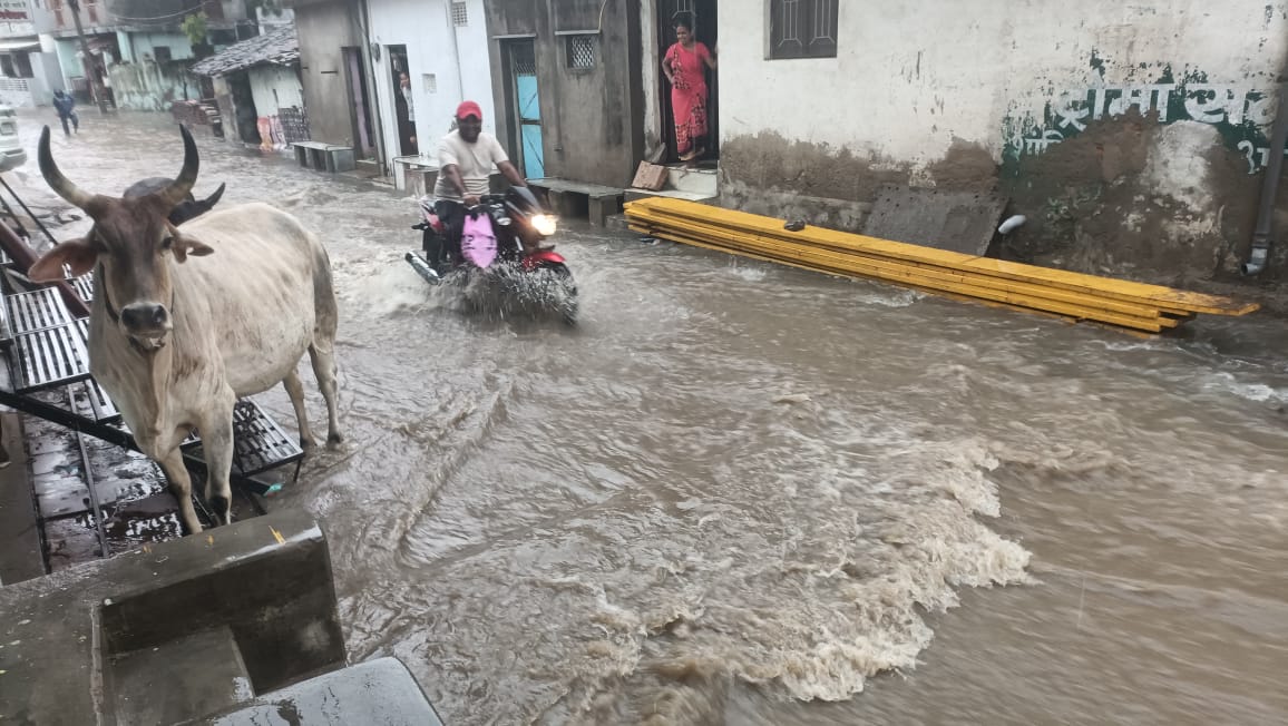 मुसलाधार बारिश के बाद सड़क पार करना हुआ मुश्किल