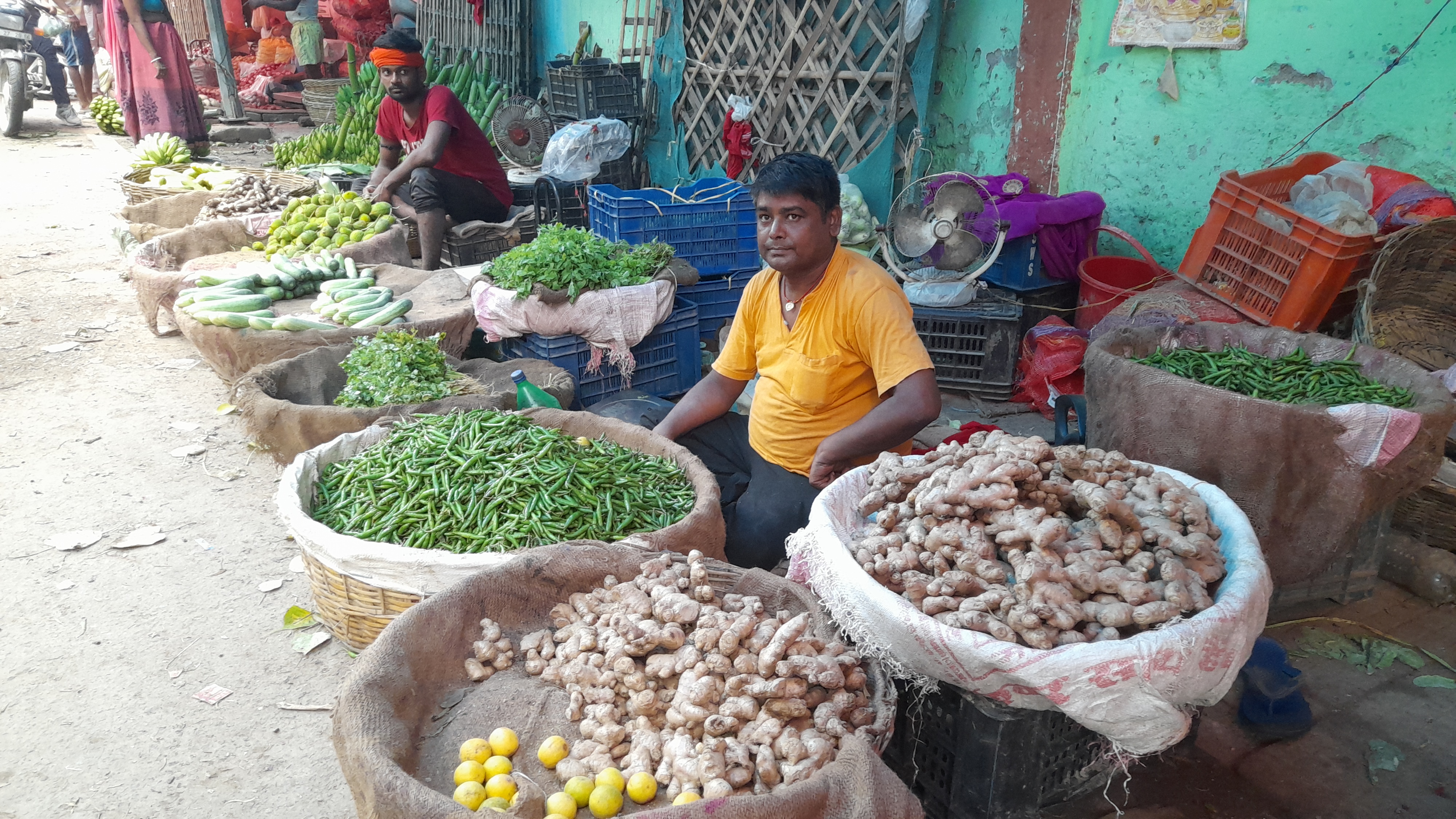 मंडी में  सब्जी लेकर बैठे  दुकानदार