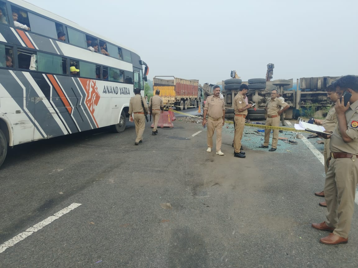 bihar-bus-collides-with-milk-container-in-unnao-18-death-up-news-in-hindi