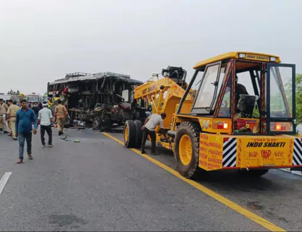 bihar-bus-collides-with-milk-container-in-unnao-18-death-up-news-in-hindi