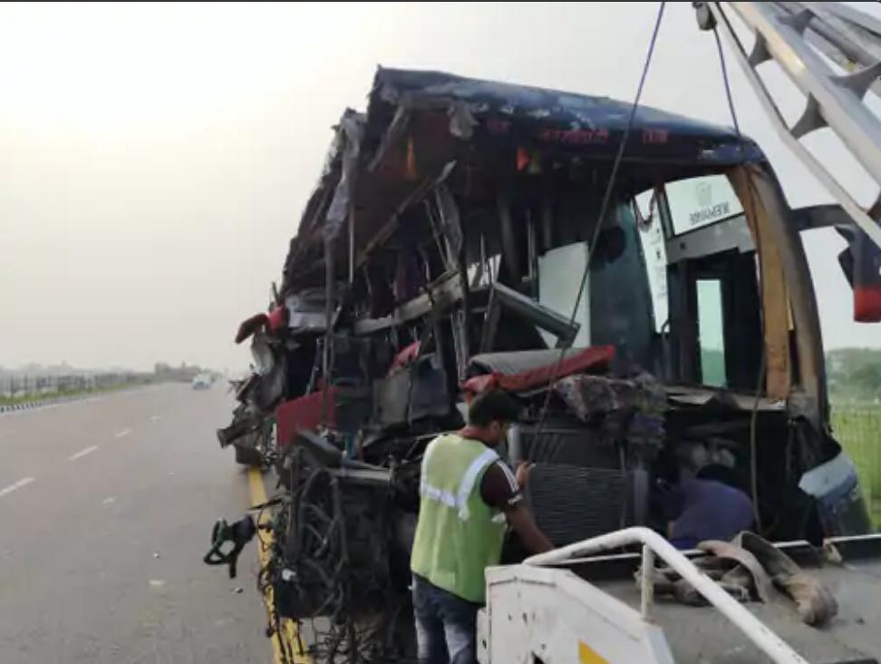 bihar-bus-collides-with-milk-container-in-unnao-18-death-up-news-in-hindi