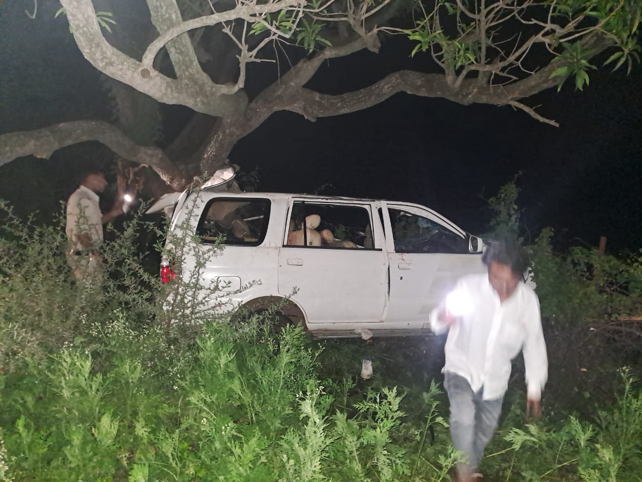 CAR COLLIDED TREE IN NARMADAPURAM