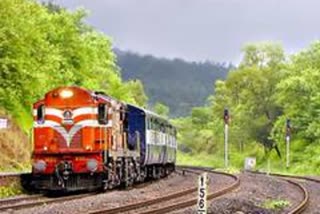 MANGALORE TRAIN DIVERTED  WATER SEEPAGE IN KONKAN RAILWAY  കൊങ്കൺ റെയിൽവേ ടണലിൽ വെള്ളം  ട്രെയിനുകൾ വഴിതിരിച്ച് വിട്ടു