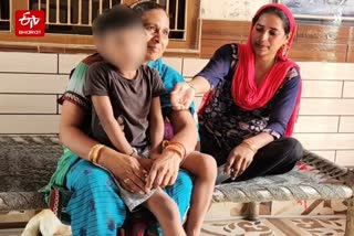 बागपत में नीरज के परिवार के साथ बच्चा.