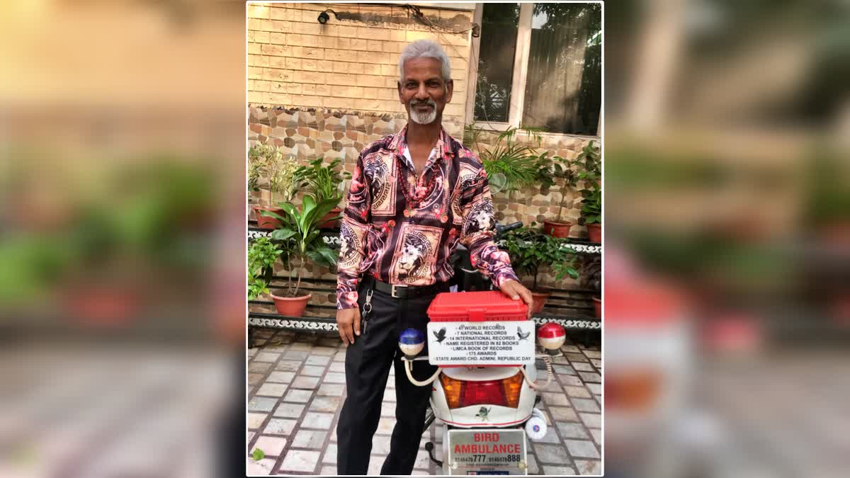 Riding Indias only bird hospital on two wheels  Prince Mehra says its time to chirp loudly  bird hospital on two wheels  ಭಾರತದ ಏಕೈಕ ಸಂಚಾರ ಪಕ್ಷಿ ಆಸ್ಪತ್ರೆ  ಬರ್ಡ್​ ಮ್ಯಾನ್​ ಪ್ರಿನ್ಸ್​ ಮೆಹ್ರಾ  ಭಾರತದ ಏಕೈಕ ಪಕ್ಷಿ ಆಸ್ಪತ್ರೆ ಈಗ ಎಲೆಕ್ಟ್ರಿಕ್​ ಬೈಕ್​ ಬ್ಯಾಂಕ್‌ನಿಂದ ಎಲೆಕ್ಟ್ರಿಕ್ ಸ್ಕೂಟರ್  ಬರ್ಡ್ ಮ್ಯಾನ್ ಅಂತಲೂ ಕರೆಯಲು ಶುರು  ಪ್ರಿನ್ಸ್ ಸೈಕಲ್ ಮೇಲೆ ತೆರಳಿ ಪಕ್ಷಿಗಳಿಗೆ ಚಿಕಿತ್ಸೆ  ಸ್ವಂತ ಹಣದಿಂದ ನಾನು ಪಕ್ಷಿಗಳಿಗಾಗಿ ಔಷಧಿ