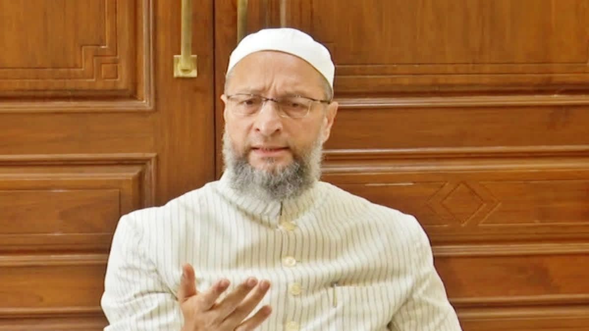 Lashing out at both the opposition and ruling fronts led by the Congress and the BJP, AIMIM MP Asaduddin Owaisi on Thursday said that neither "dukandar" nor "chowkidar" opens their mouths when Muslims are oppressed.