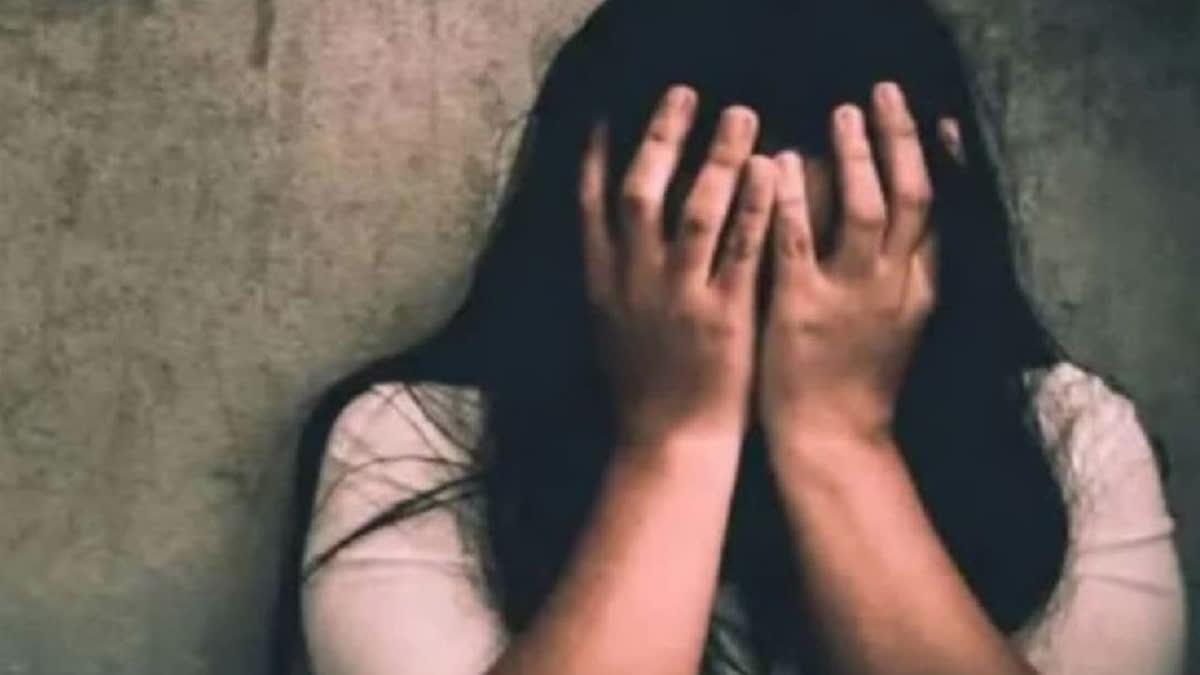 A KOLKATA MODEL GIRL FRIENDS HARASSED BEATEN UP 4 HELD