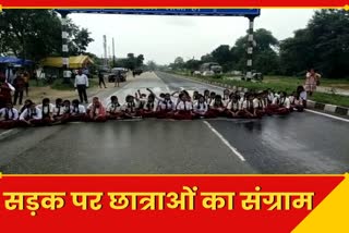 Demonstration of schoolgirls on Ranchi Tata NH