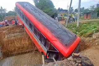 ksrtc-bus-accident-in-mandya