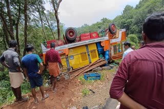 borewell  lorry  borewell construction machine  accident  kasargode  lorry accident  കാസർകോട്  kasargode lorry accident  കുഴൽ കിണർ നിർമാണം  യന്ത്രം ഘടിപ്പിച്ച ലോറി  9 പേർക്ക് പരുക്ക്  കാസർകോട്