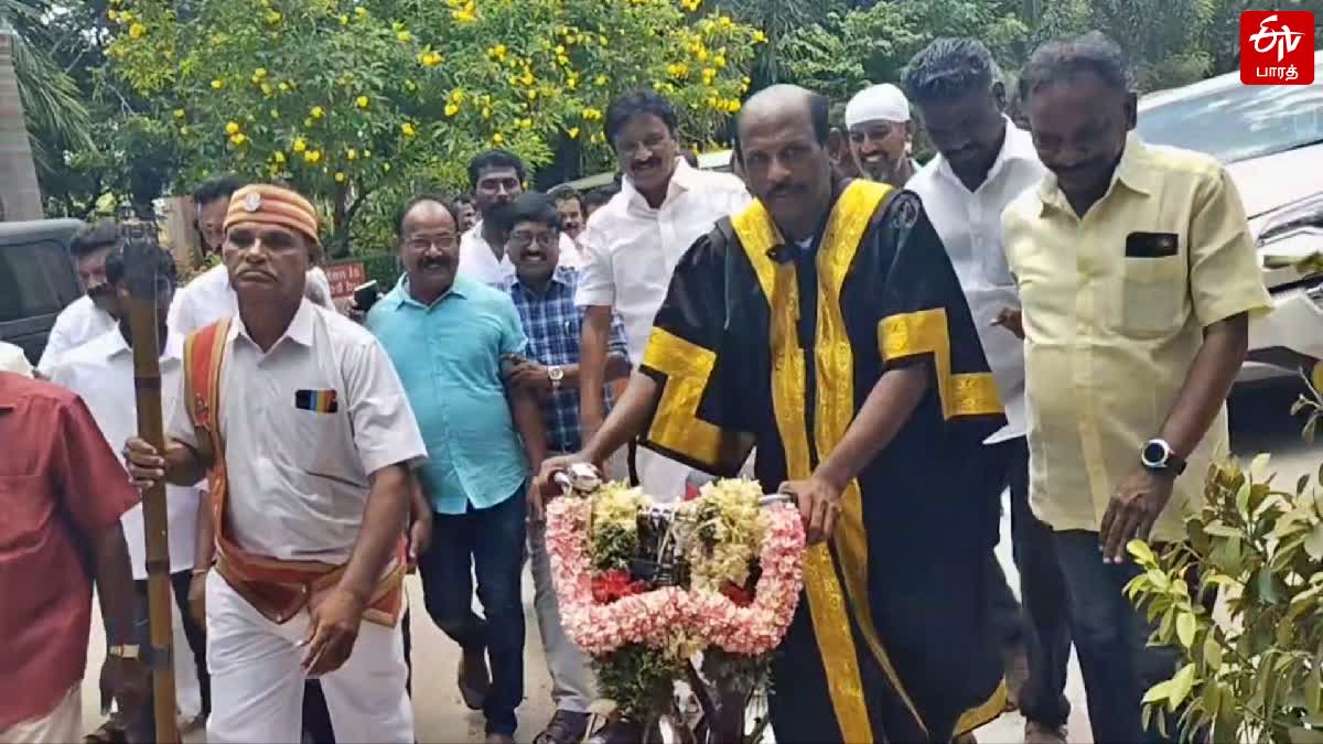 அங்கியுடன் சைக்கிளில் வலம் வந்த நெல்லை மேயர்