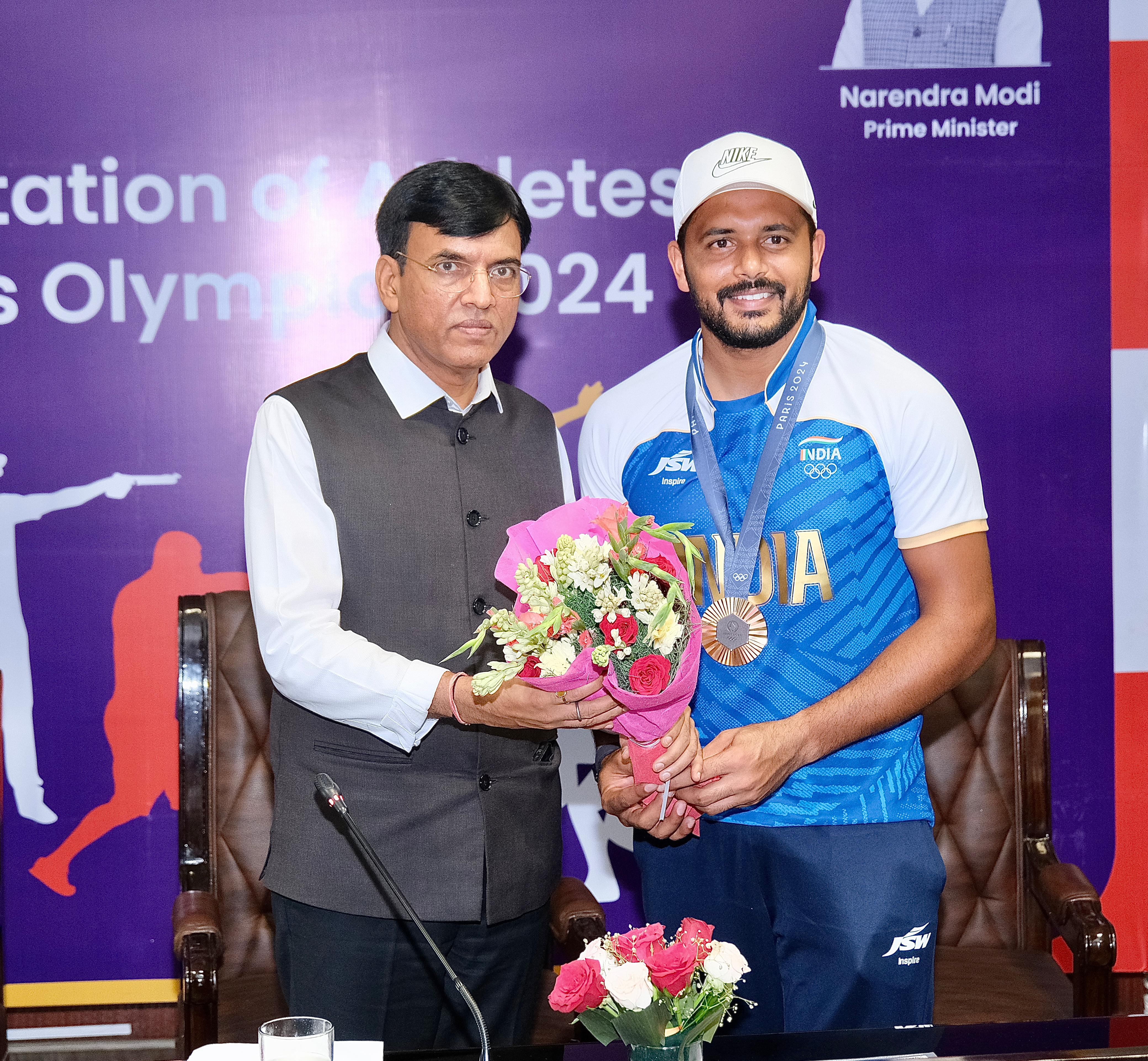 Sports Minister Mansukh Mandaviya and Captain Harmanpreet Singh