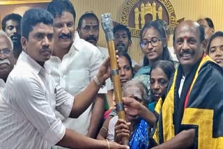 புதிய மேயராக பதவியேற்று கொண்ட ராமகிருஷ்ணன்