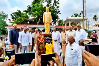 Venkaiah Naidu Unveiled Idol of Jagarlamudi Kuppu Swamy