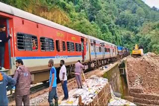 ಸಕಲೇಶಪುರ ಮತ್ತು ಬಾಳ್ಳುಪೇಟೆ ನಡುವೆ ರೈಲ್ವೆ ಹಳಿಯಲ್ಲಿ ಭೂಕುಸಿತ