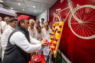 Samajwadi Party President Akhilesh Yadav paid tribute former MP Phoolan Devi on her jayanti Lucknow