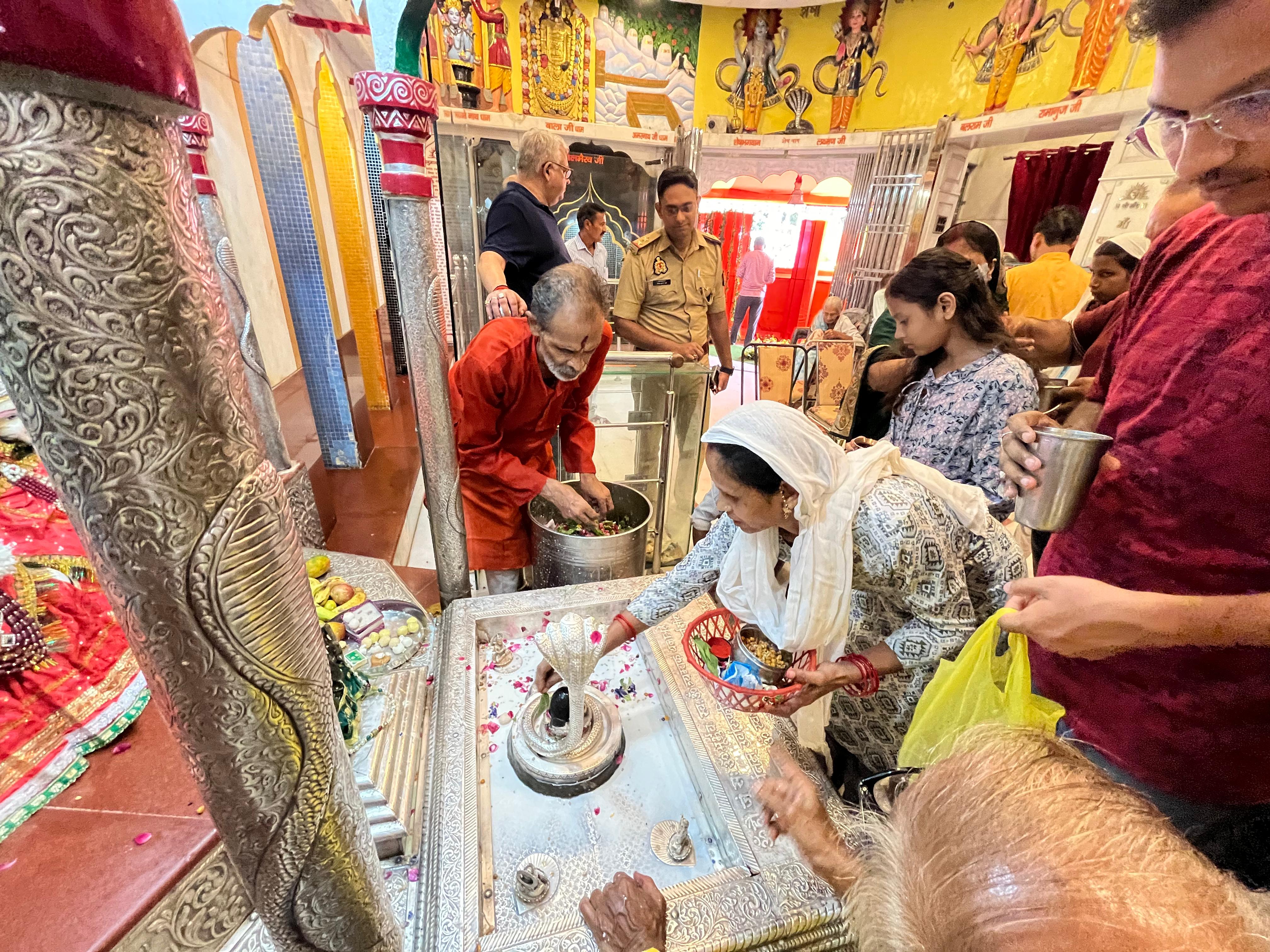 कानपुर के खेरेपति मंदिर में पूजा अर्चना करते श्रद्धालु.