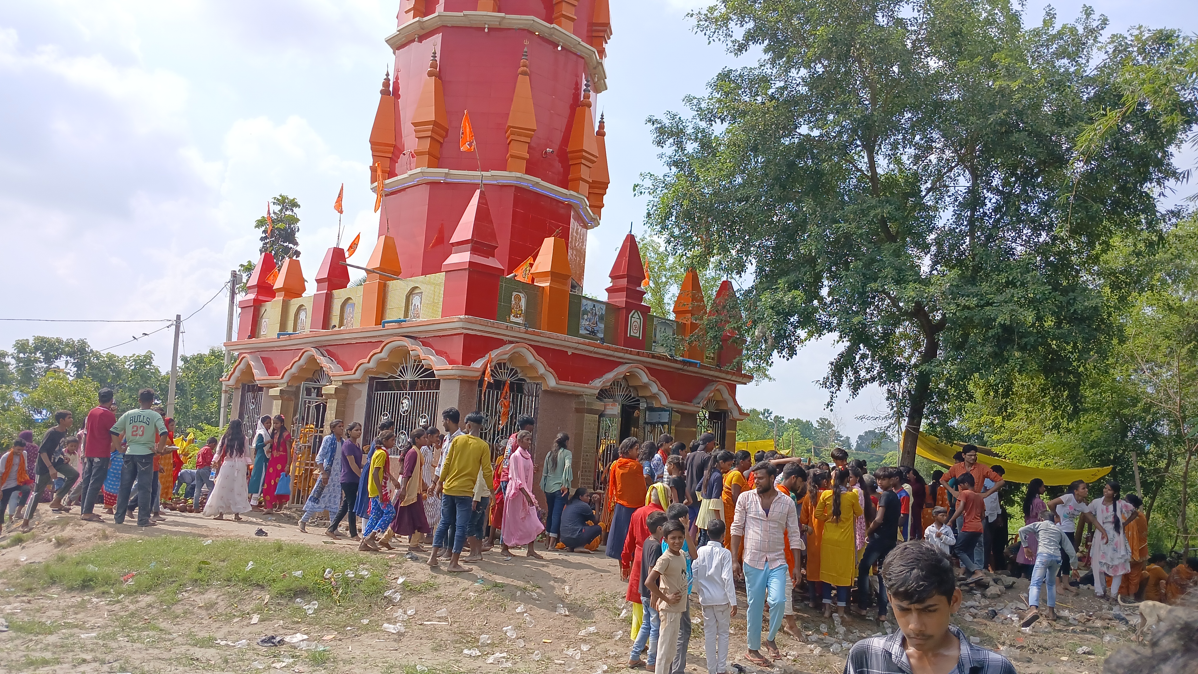 सावन के मौके पर मंदिर परिसर में मौजूद श्रद्धालु