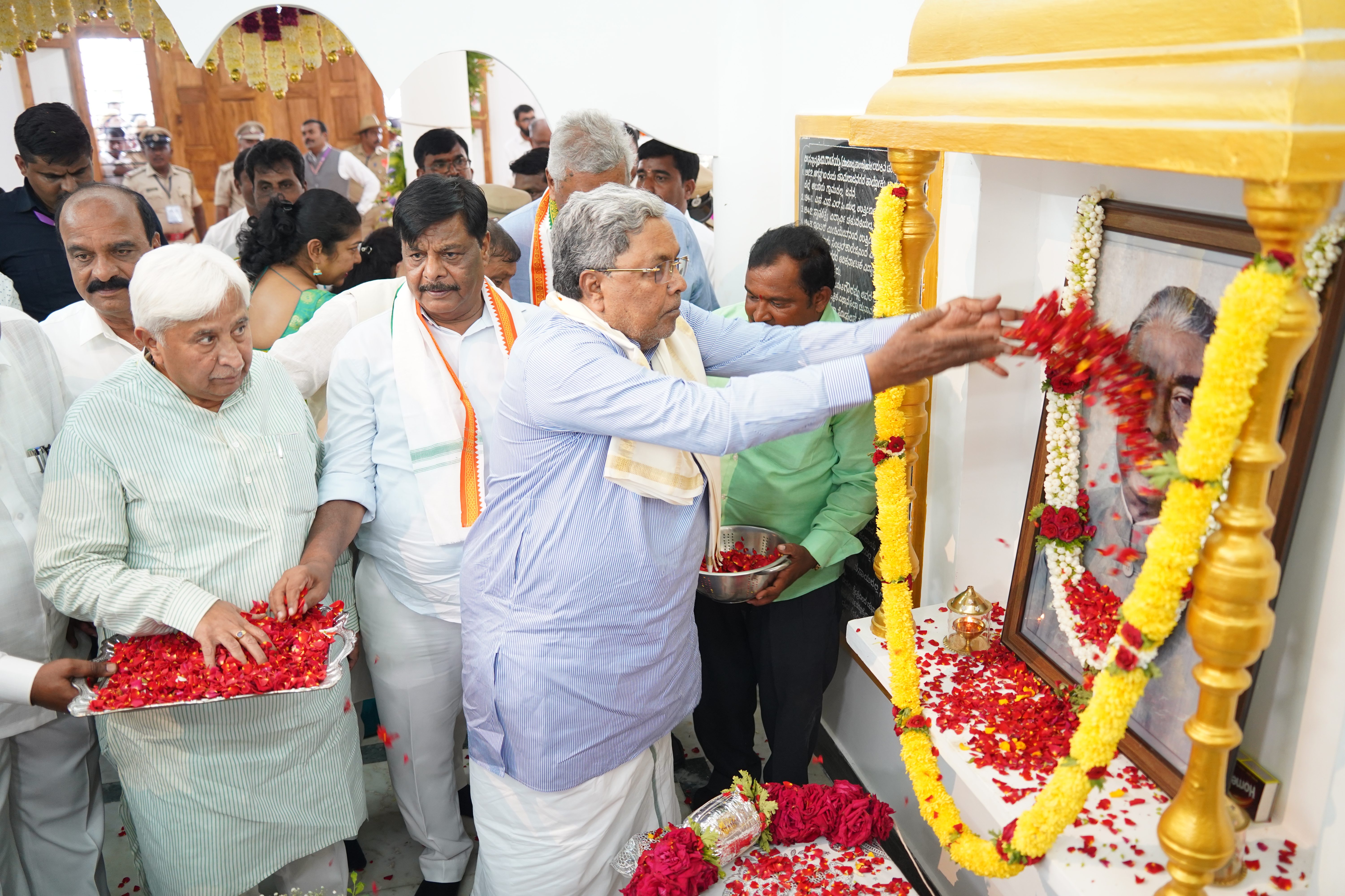 ಬಿ‌.ರಾಚಯ್ಯ ಸ್ಮಾರಕ ಉದ್ಘಾಟಿಸಿದ ಸಿಎಂ ಸಿದ್ದರಾಮಯ್ಯ