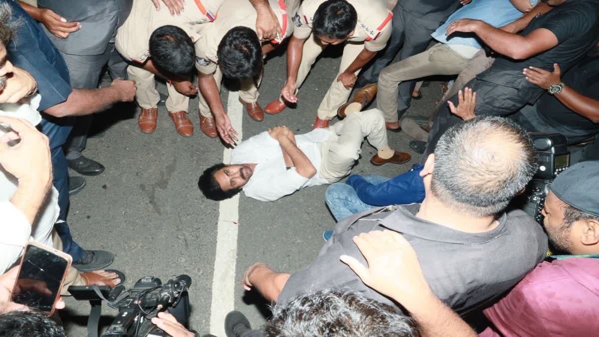 Pawan Kalyan lies down on road  Pawan Kalyan  Andhra border  ആദ്യം കാറില്‍ നിന്നിറങ്ങി നടന്നു  പിന്നീട് റോഡില്‍ കിടന്ന് പ്രതിഷേധം  പവന്‍ കല്യാണ്‍ അറസ്‌റ്റില്‍  പവന്‍ കല്യാണ്‍  Pawan Kalyan protest  N Chandrababu Naidu arrested  N Chandrababu Naidu  Chandrababu Naidu  Pawan Kalyan in Police Custody  ചന്ദ്രബാബു നായിഡുവിന്‍റെ അറസ്‌റ്റ്  ചന്ദ്രബാബു നായിഡു
