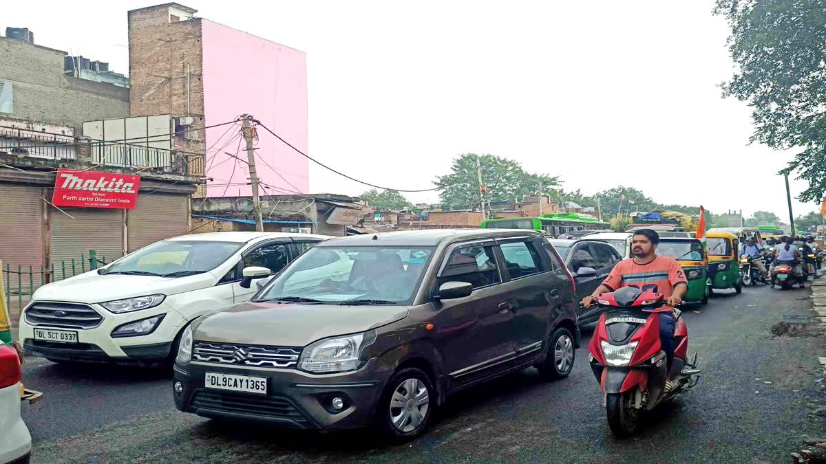 Long jam caused due to breakdown of DTC bus