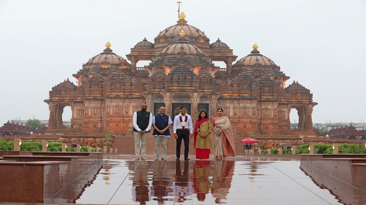 British PM Rishi Sunak visits Akshardham temple