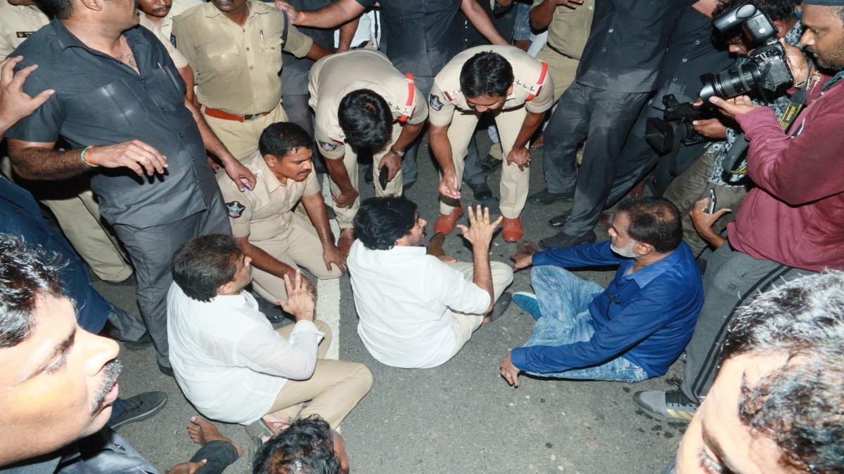 JSP chief Pawan Kalyan lies down on road