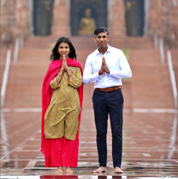 Britains PM Sunak worshiping in the temple