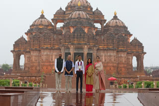 G20: UK PM Rishi Sunak offers prayers at Akshardham temple