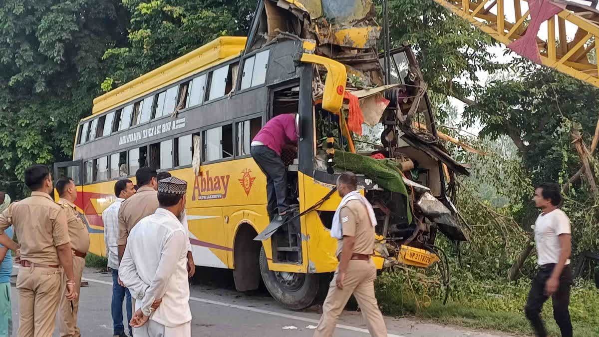 हादसे में बस का आगे का हिस्सा बुरी तरह क्षतिग्रस्त हो गया.