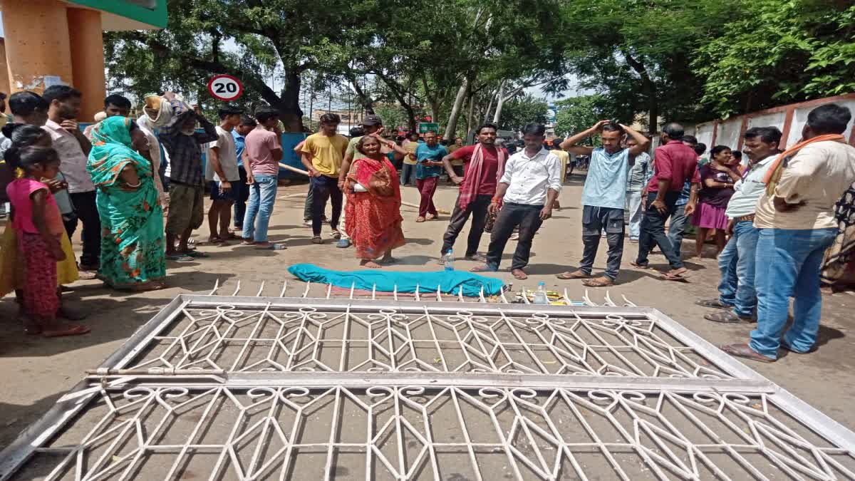 child died after Gandhi Maidan gate broke and fell in Dumka