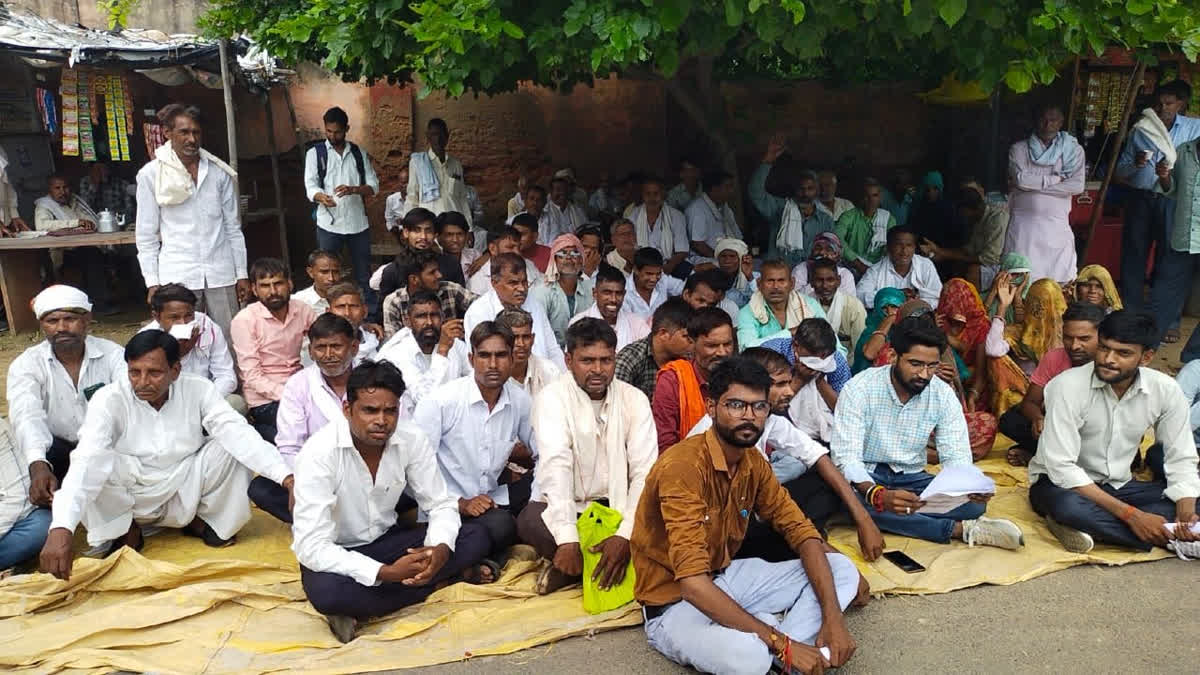 family protested outside the SP office