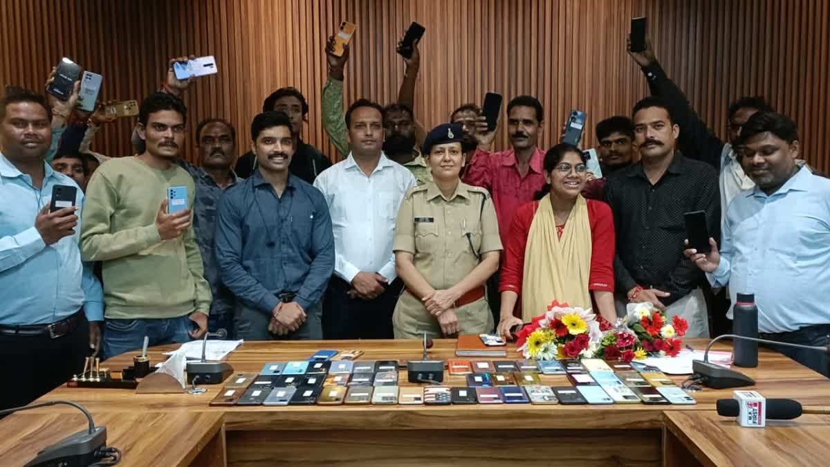 BETUL POLICE RECOVERED 112 MOBILES