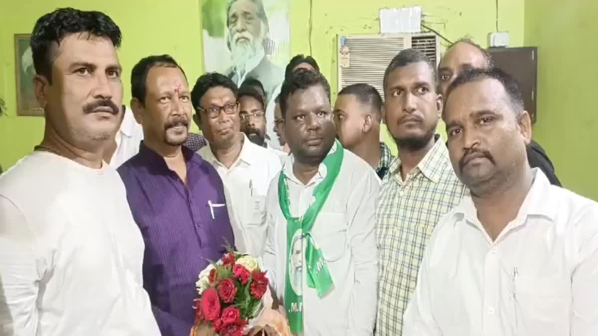 JMM workers welcomed Minister Deepak Birua in Adityapur of Seraikela