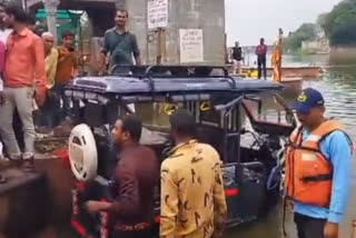 E RICKSHAW FELL SHIPRA RIVER