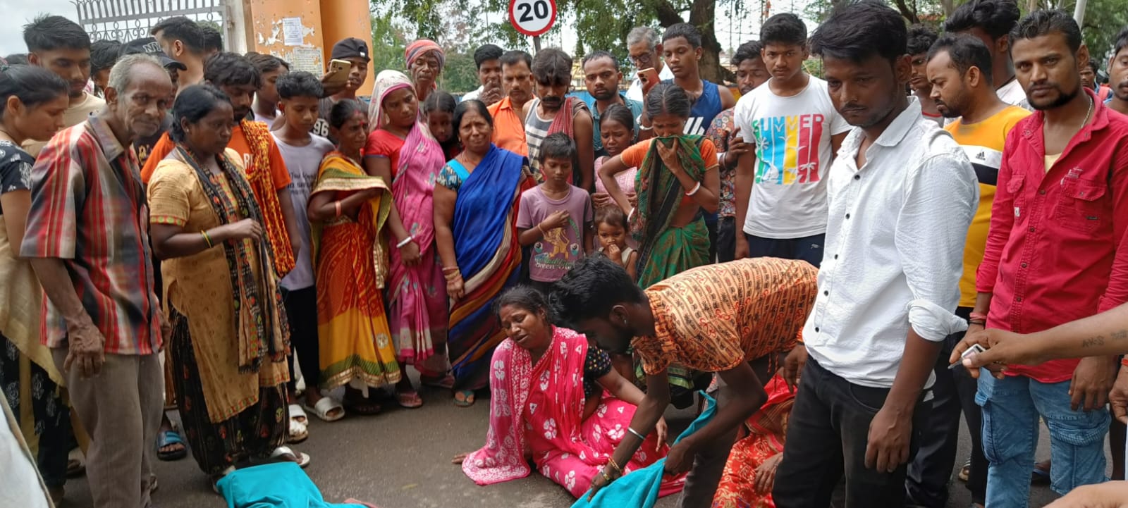 child died after Gandhi Maidan gate broke and fell in Dumka