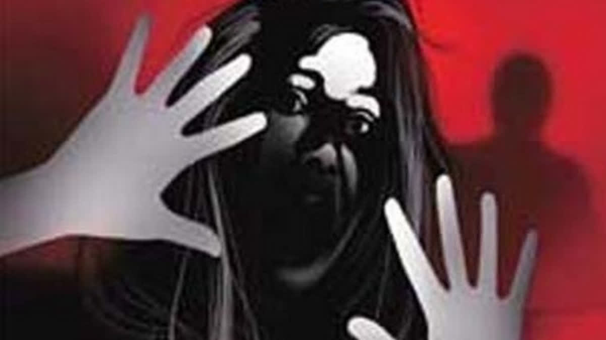 Girl beaten up by classmates  Girl beaten up by classmates at West Bengal school  lesbian relationship  ಲೆಸ್ಬಿಯನ್ ಆರೋಪ  ವಿದ್ಯಾರ್ಥಿನಿಗೆ ಥಳಿಸಿದ ಗೆಳತಿಯರು  ಶಾಲೆಗೆ ಹೋಗಲು ಹಿಂದೇಟು ಹಾಕಿದ ಎಂಟರ ಬಾಲಕಿ  ಎಂಟರ ಬಾಲಕಿಯನ್ನು ಶಾಲೆಯ ಗೆಳತಿಯರೇ ಥಳಿಸಿರುವ ಘಟನೆ  ಪಶ್ಚಿಮ ಬಂಗಾಳದ ಉತ್ತರ 24 ಪರಗಣ ಜಿಲ್ಲೆ  ಖಾಸಗಿ ಶಾಲೆಯೊಂದರಲ್ಲಿ 8ನೇ ತರಗತಿಯ ವಿದ್ಯಾರ್ಥಿನಿ  ದೈಹಿಕ ಮತ್ತು ಮಾನಸಿಕ ಹಿಂಸೆ  ದೇಗಂಗಾದ ಹರೋಯಾ ರೈಲು ನಿಲ್ದಾಣ  ದೇಗಂಗಾ ಪೊಲೀಸ್ ಠಾಣೆಯ ಪೊಲೀಸರು