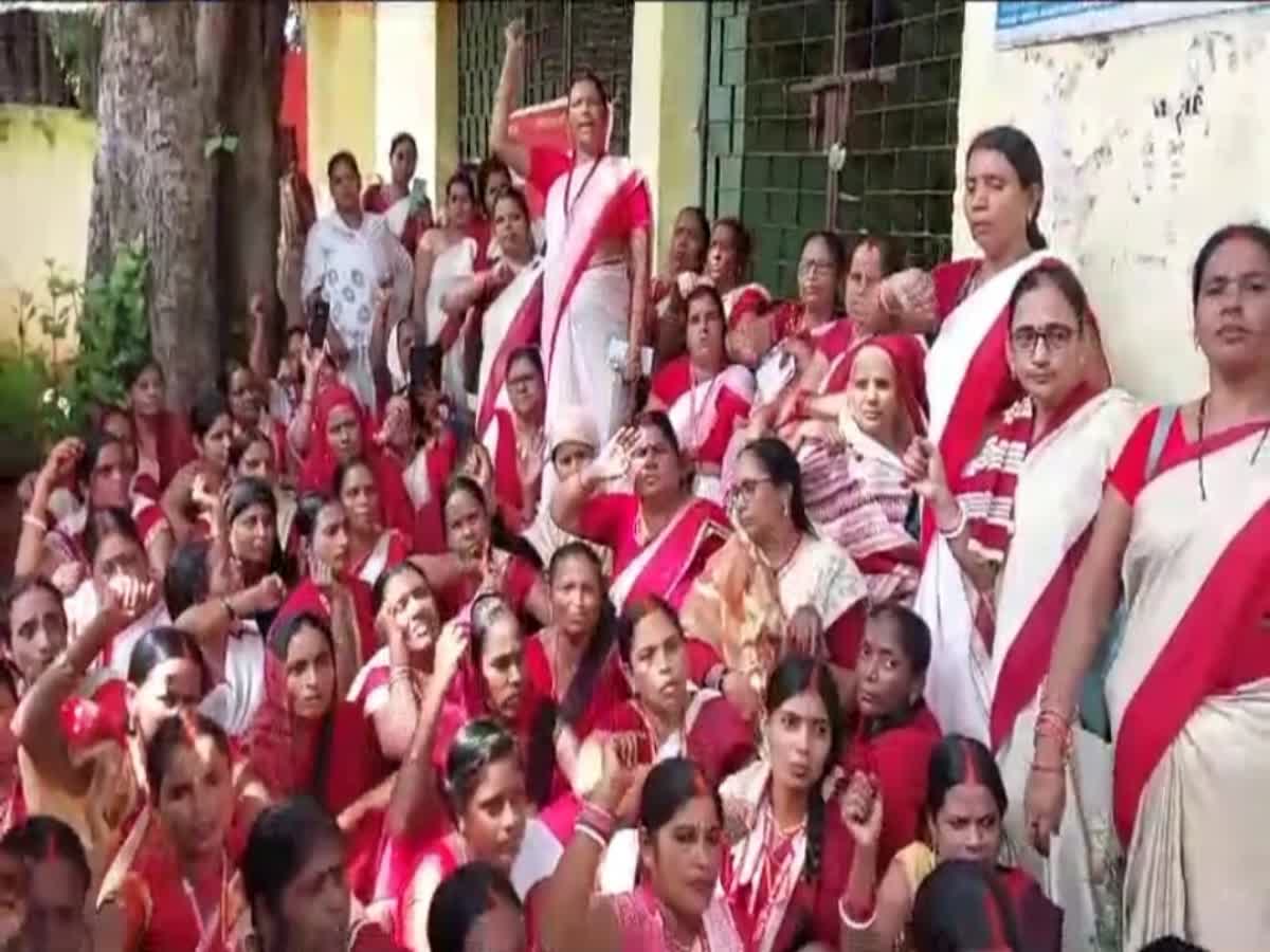 Anganwadi Workers Strike In Rohtas: 'वादा करके मुकर गई सरकार, लेकर रहेंगे  हक', अनिश्चित हड़ताल पर आंगनबाड़ी सेविका, सहायिकाएं, anganwadi -workers-indefinite-strike-in-rohtas-in ...